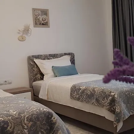 Olympus Plaza - & Indoor Pool فندق كرانيفو