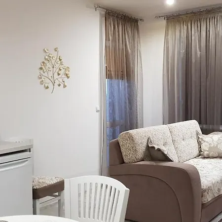 فندق Olympus Plaza - & Indoor Pool كرانيفو