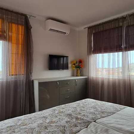 Olympus Plaza - & Indoor Pool 4* كرانيفو