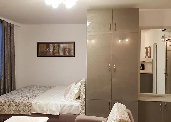 Olympus Plaza - & Indoor Pool Отель