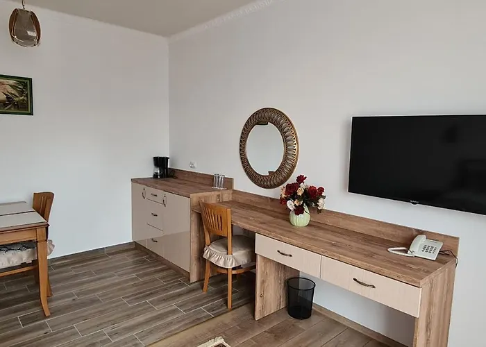 Отель Olympus Plaza - & Indoor Pool